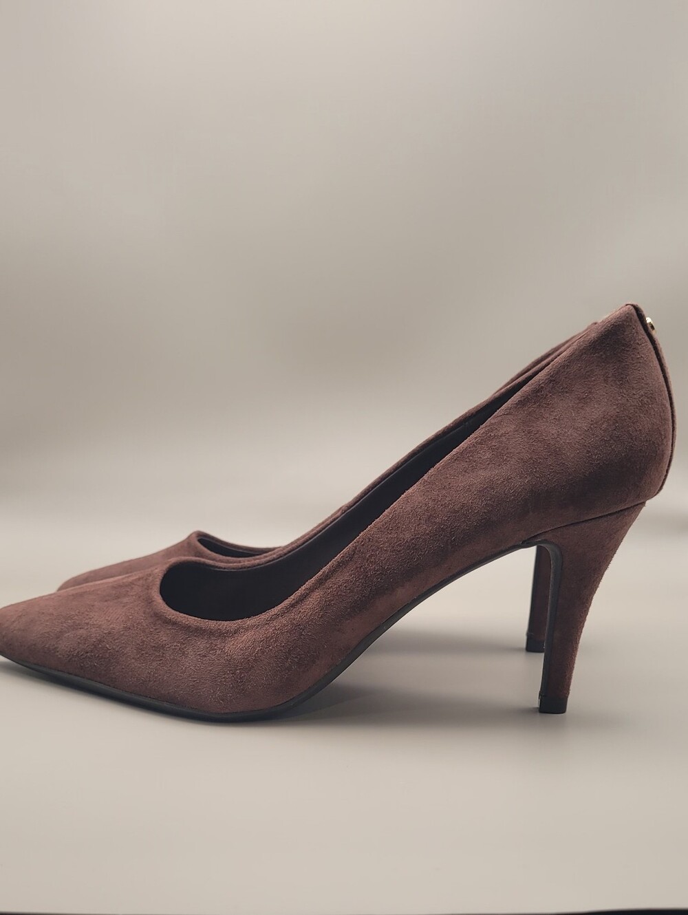 Classic Brown Tahari Suede Women’s Pointed Toe 3" Pumps Size 8.5. Nwot